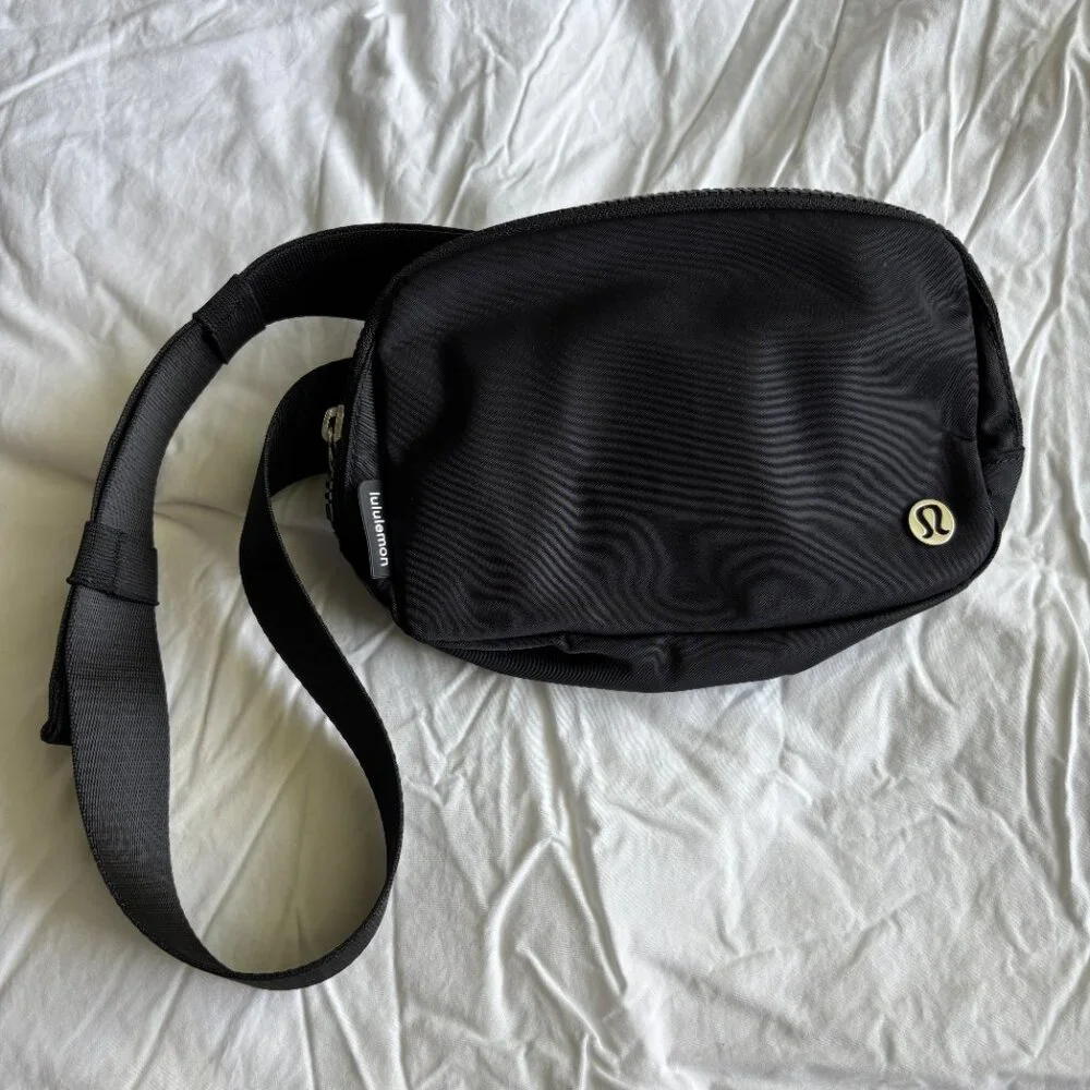 Lululemon Everywhere Belt Bag 1L in Black - Picture 2 of 7